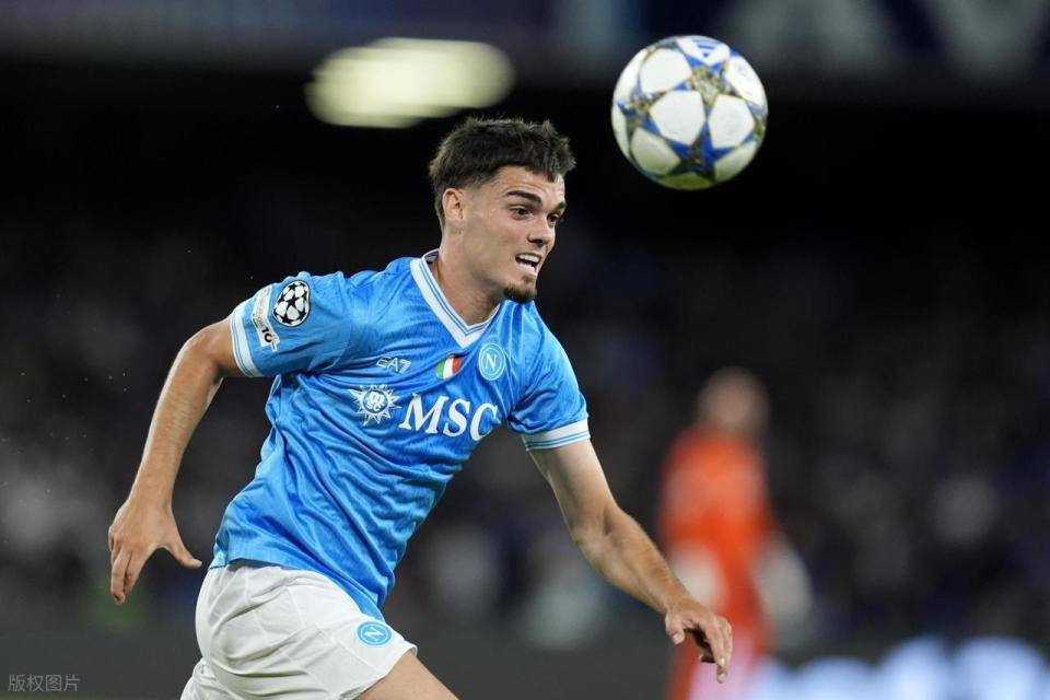 欧冠第4轮：那不勒斯对阵法兰克福，出线关键战，针锋相对